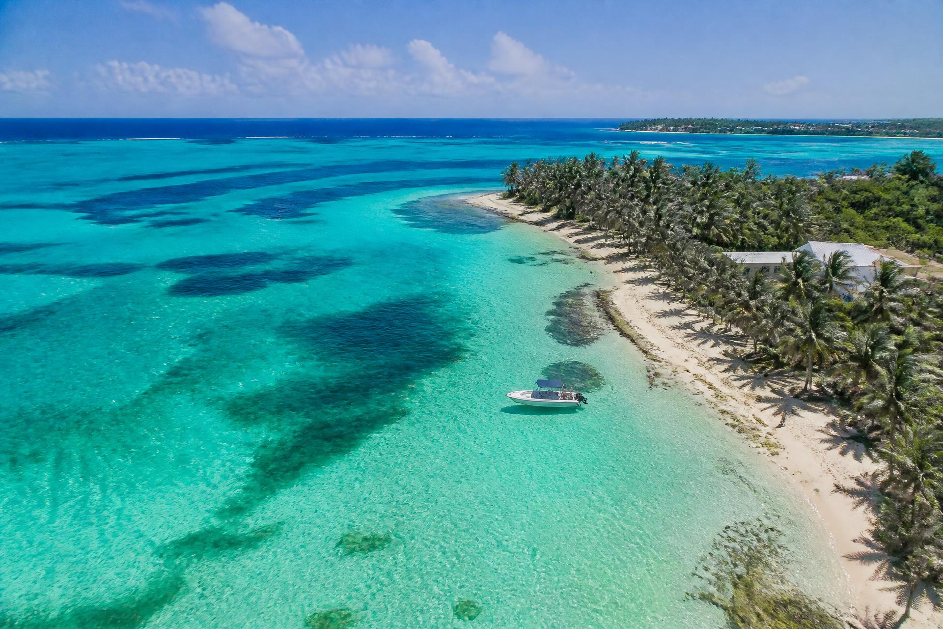 Mar de sete cores em San Andrés com praia de areia branca e coqueiros